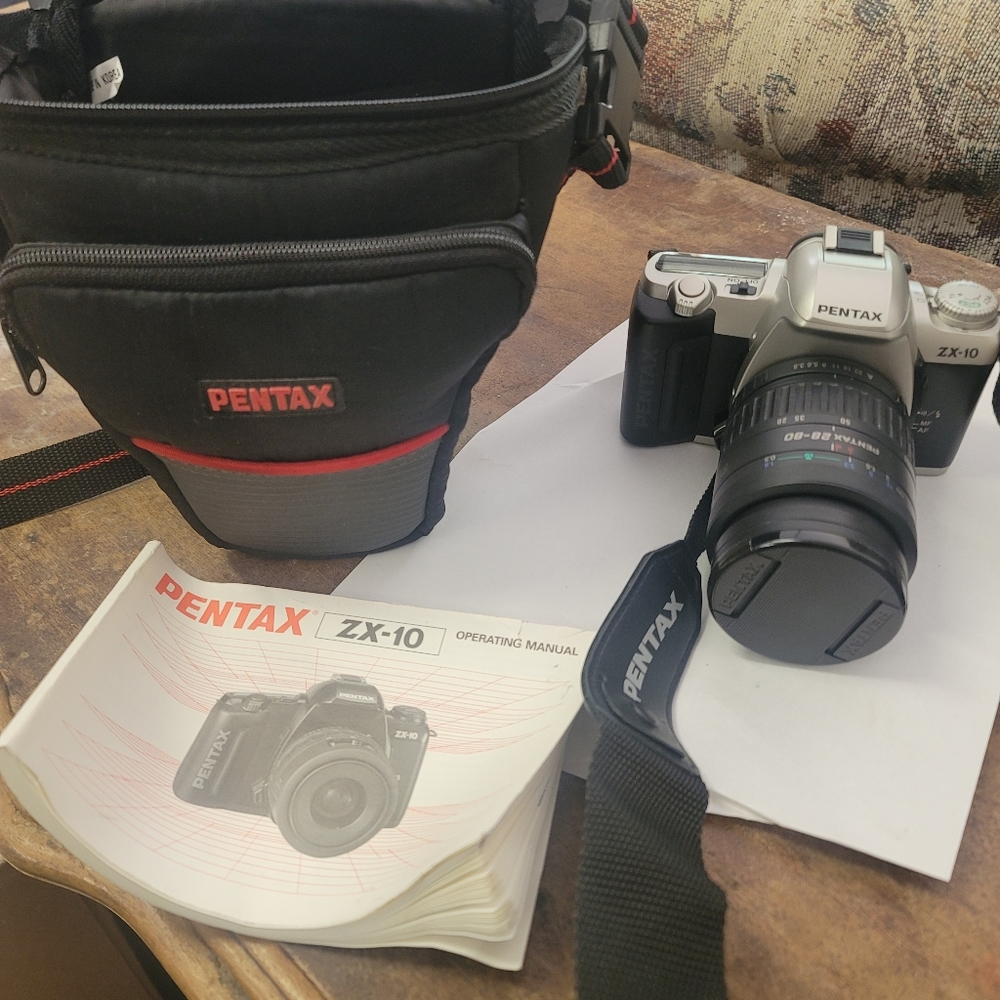 Vintage pentax camera 📷 with strap and case and manual